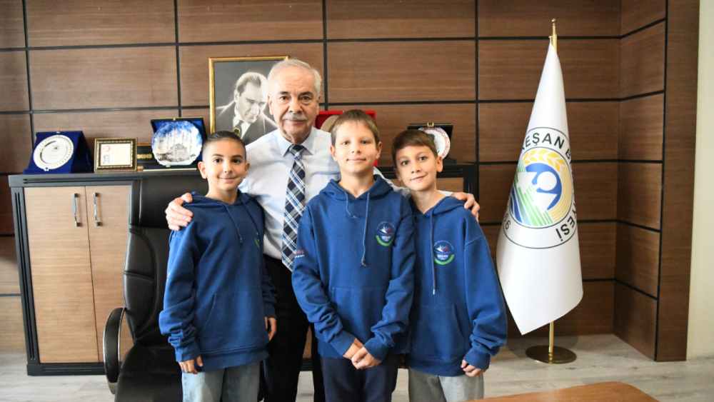 Yüzme şampiyonlarından Özcan’a ziyaret